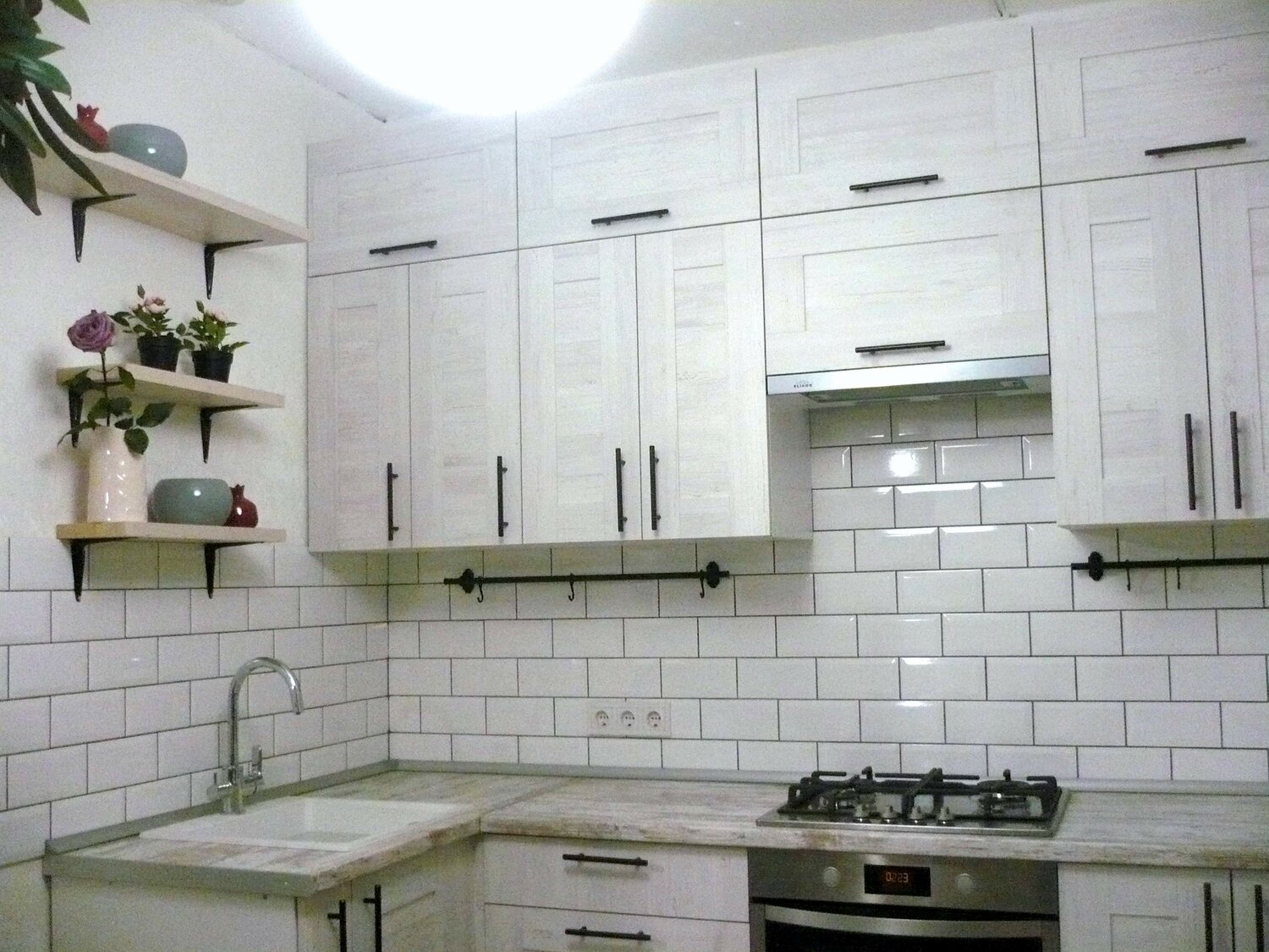 фартук из белого кирпича на кухню, фартук для белой кухни из плитки, плитка ньюкасл грей 10 10 фартук, дизайн кухни, фартук из белого кирпича