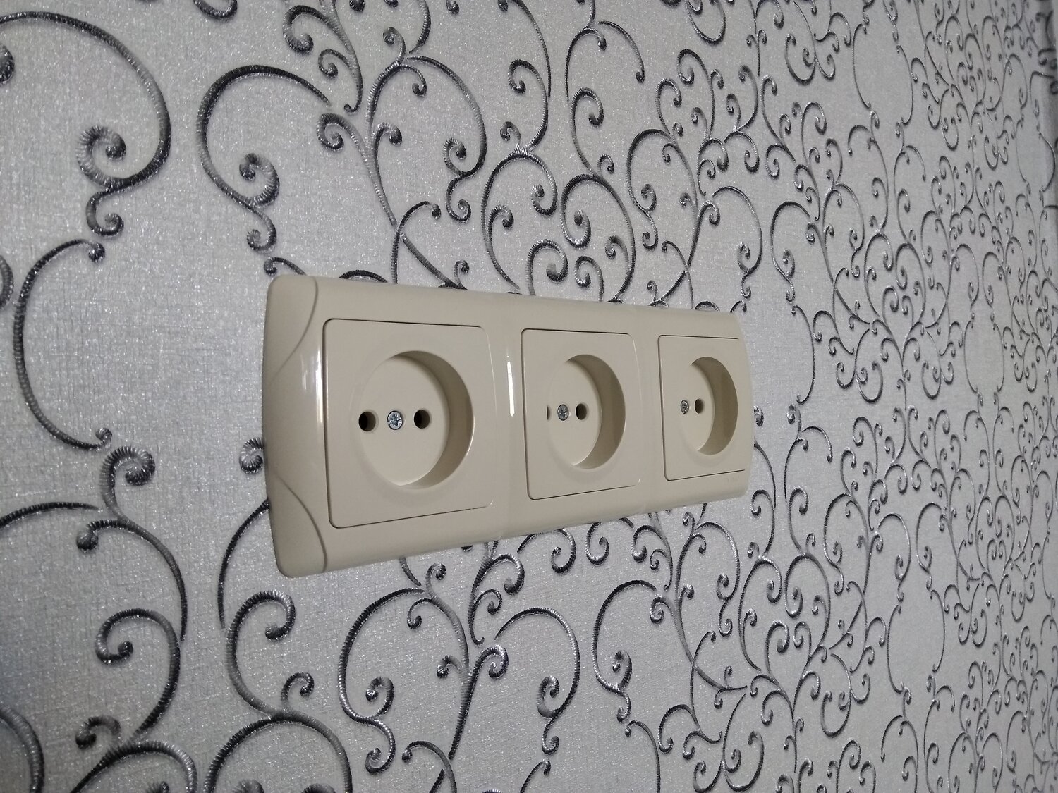 врезание розеток в стену, электророзетки турция, розетка на стену 5 розеток перемычки, блок розеток для стены на 4 розетки, розетки в квартире