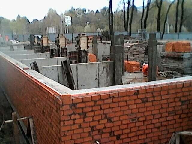 кладка, кирпичная кладка, строительство загородного дома, здание, перегородки из кирпича на плитах перекрытия