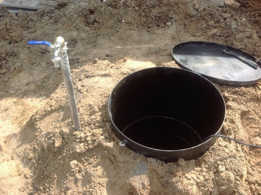 обустройство кессона скважины под воду, кессон для скважины с поливочным краном, евролос горловина 200, септик, евролос био 6