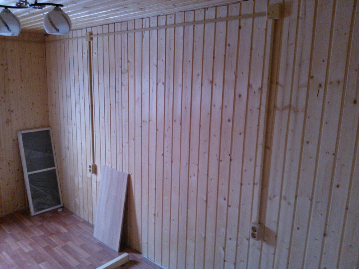 внутренняя отделка бани из пильных досок, котельная обшитая вагонкой, отделка потолка в помывочной бани, вагонка, дача