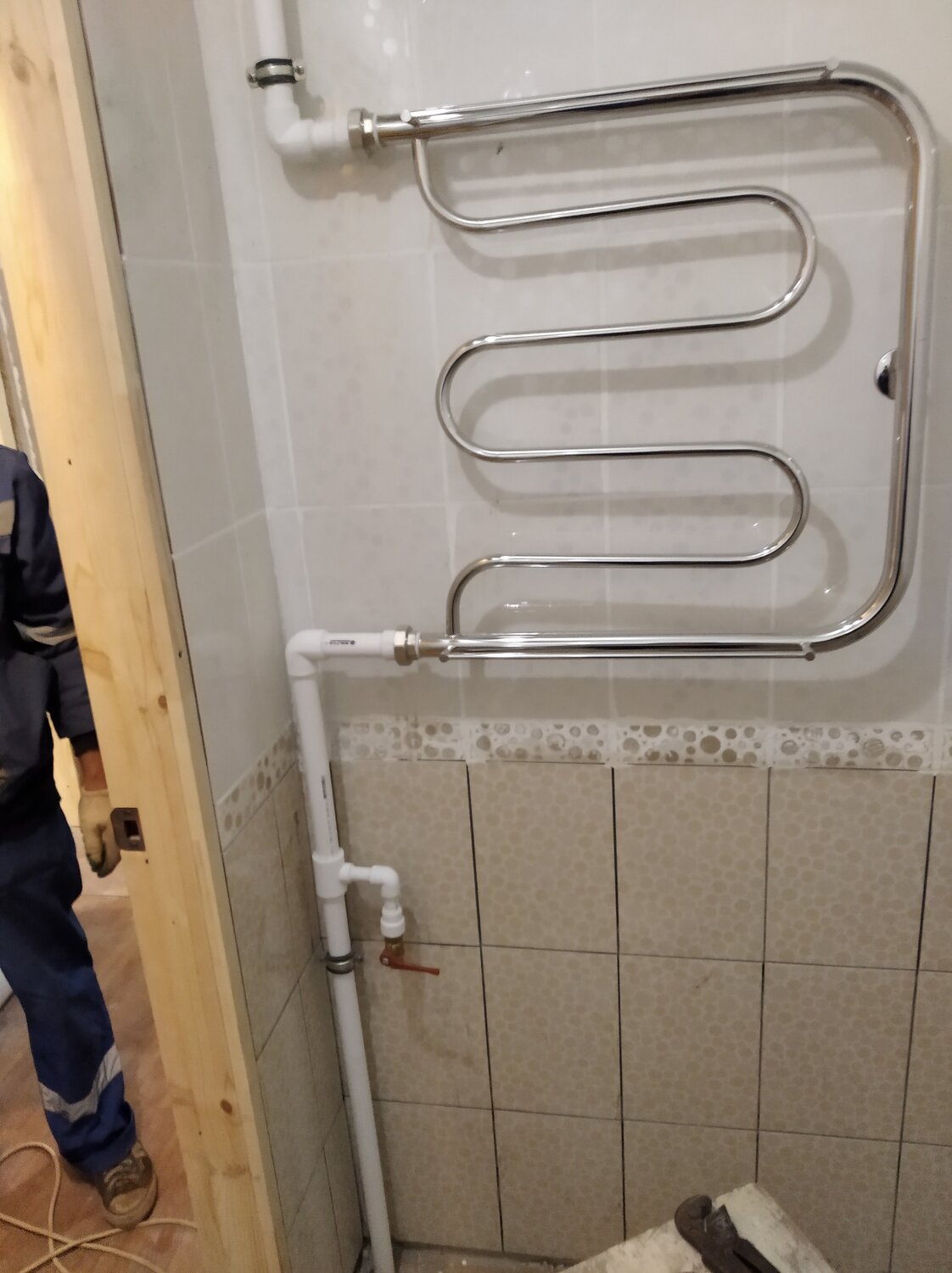 полотенцесушитель установленный, полотенцесушитель, змеевик полотенцесушитель в ванную, врезка полотенцесушителя, соединение полотенцесушителя