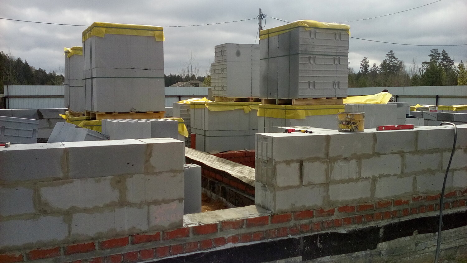 газобетон, качественные газобетонные блоки, ytong газобетон монолит, цоколь 12*12 из блоков фбс, газосиликат