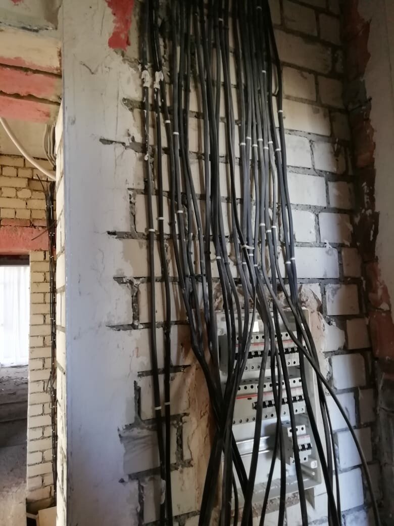 электромонтажные работы, электромонтаж, монтаж электропроводки в автомойке, провода по стене, короб разводки электропроводки черный