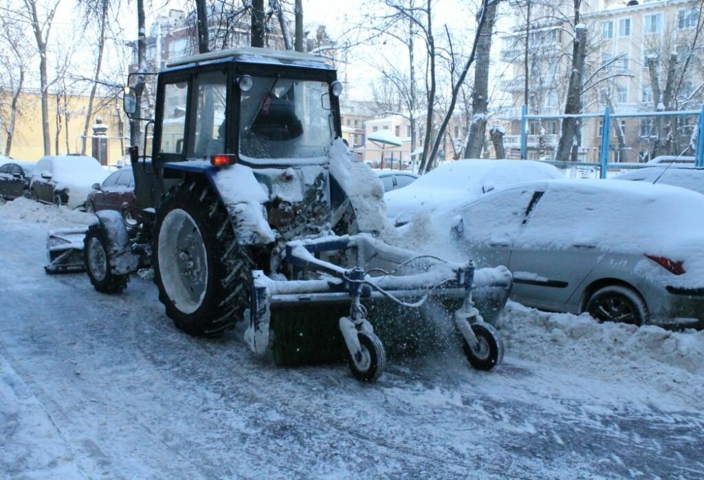 трактор-щетка мтз 82.1 уборка снега, уборка снега трактором, трактор зима 70гкб, мтз 82 зимой, трактор
