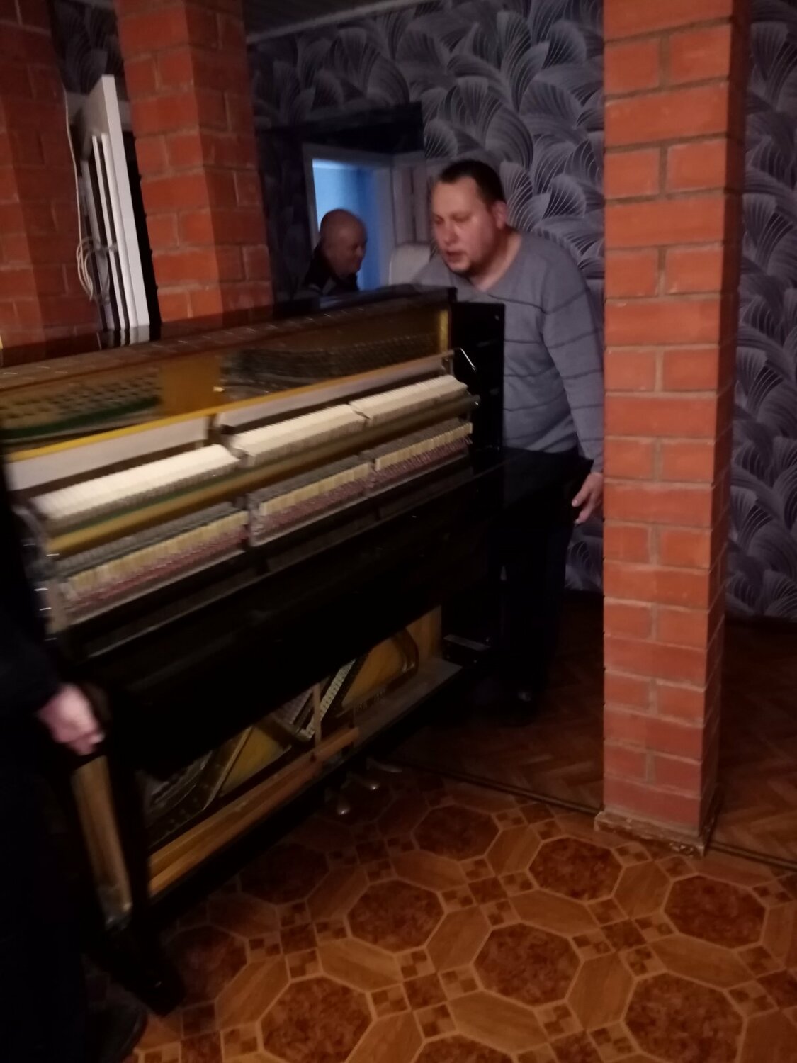 пианино, переноска пианино, грузчики несут пианино, грузчики пианино, перевоз пианино