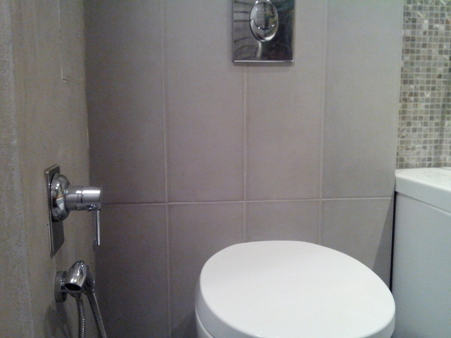 гигиенический душ для унитаза высота от пола, гигиенический душ, монтаж гигиенического душа сбоку от унитаза, гигиенический душ в маленьком туалете, гигиенический душ в туалете