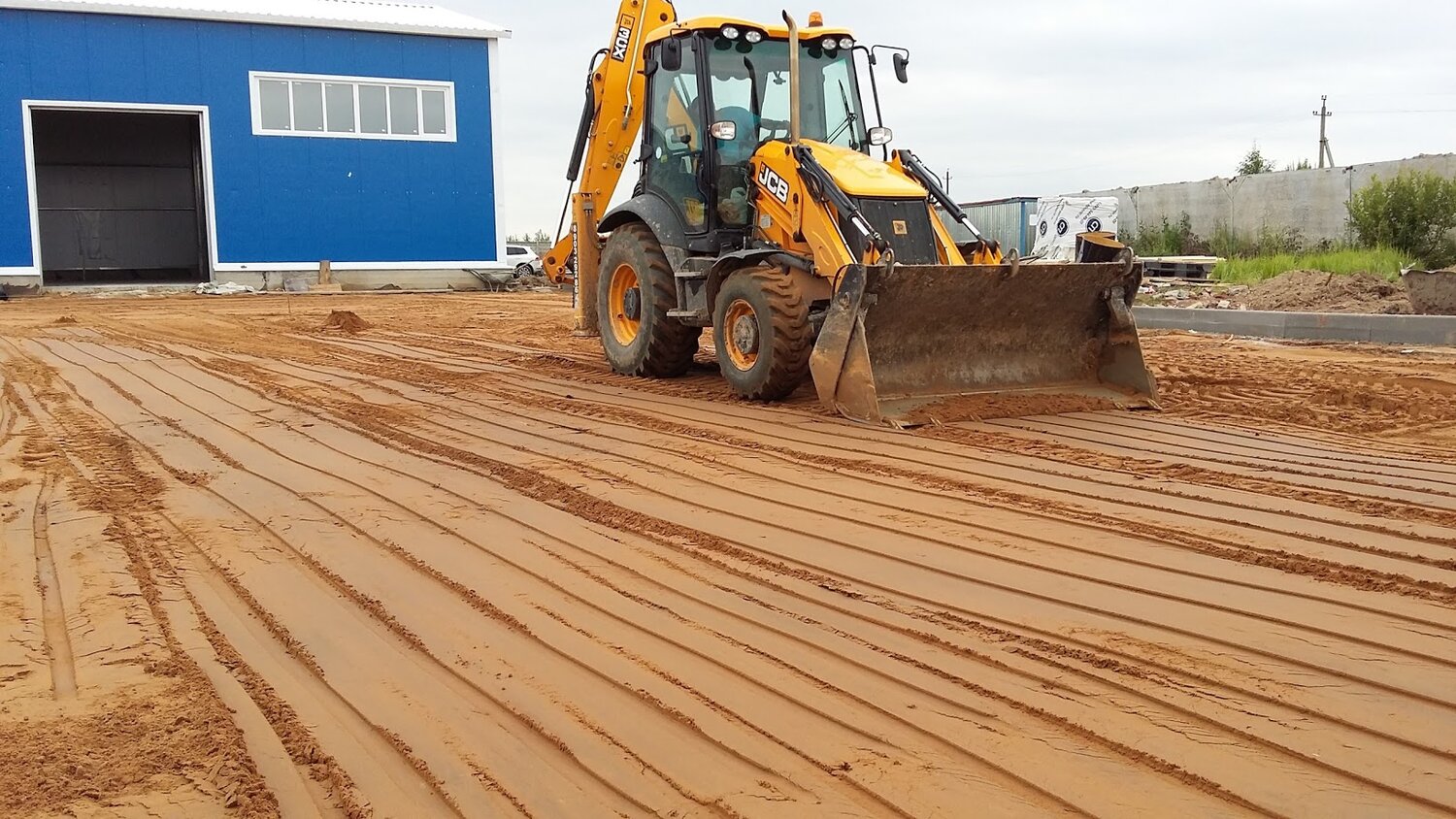 экскаватор-погрузчик jcb 3cx копает, jcb 3cx 2017, jcb 3cx contractor бу, разравнивание грунта трактором, экскаватор погрузчик jcb