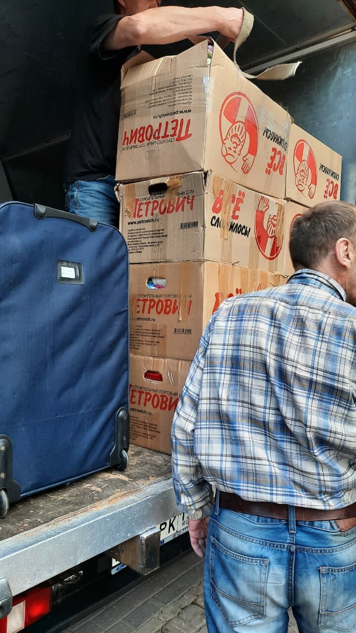 гуманитарная помощь вещей в краснодаре, гуманитарная помощь, грузчик с грузом, гуманитарная помощь мешки, человек