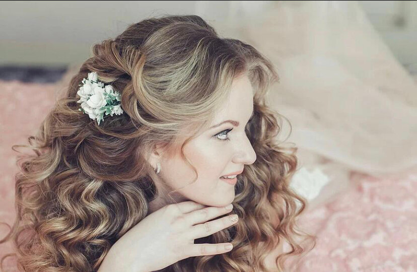 голливудские локоны свадебная прическа, утро невесты в отеле милан, причёски на выпускной на длинные волосы с гребнем, прически на выпускной, небрежная прическа на свадьбу