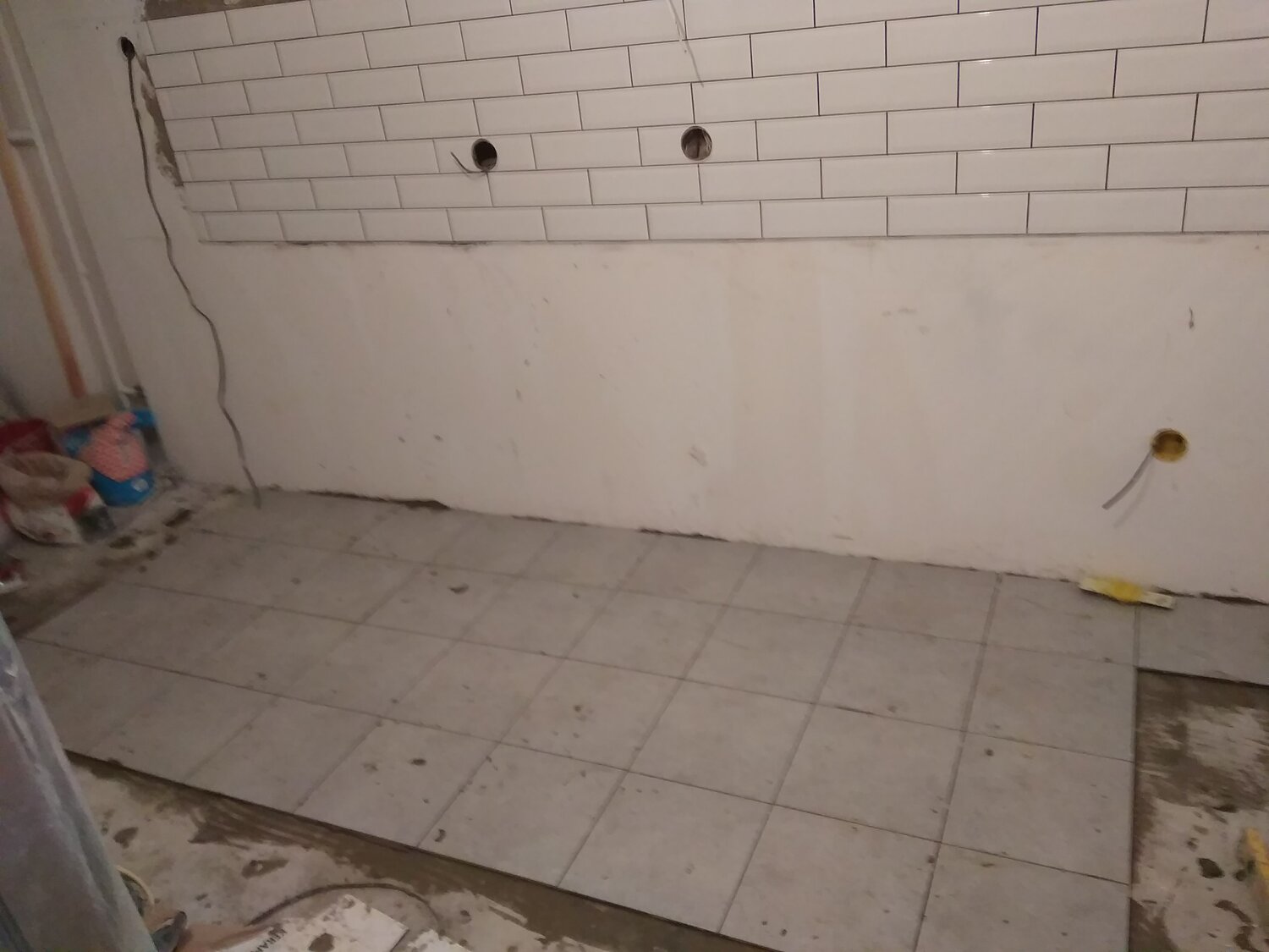 укладка фартука на кухне, укладка фартука на кухне затирка, укладка фартука, выложить фартук на кухне из плитки, теплая плитка