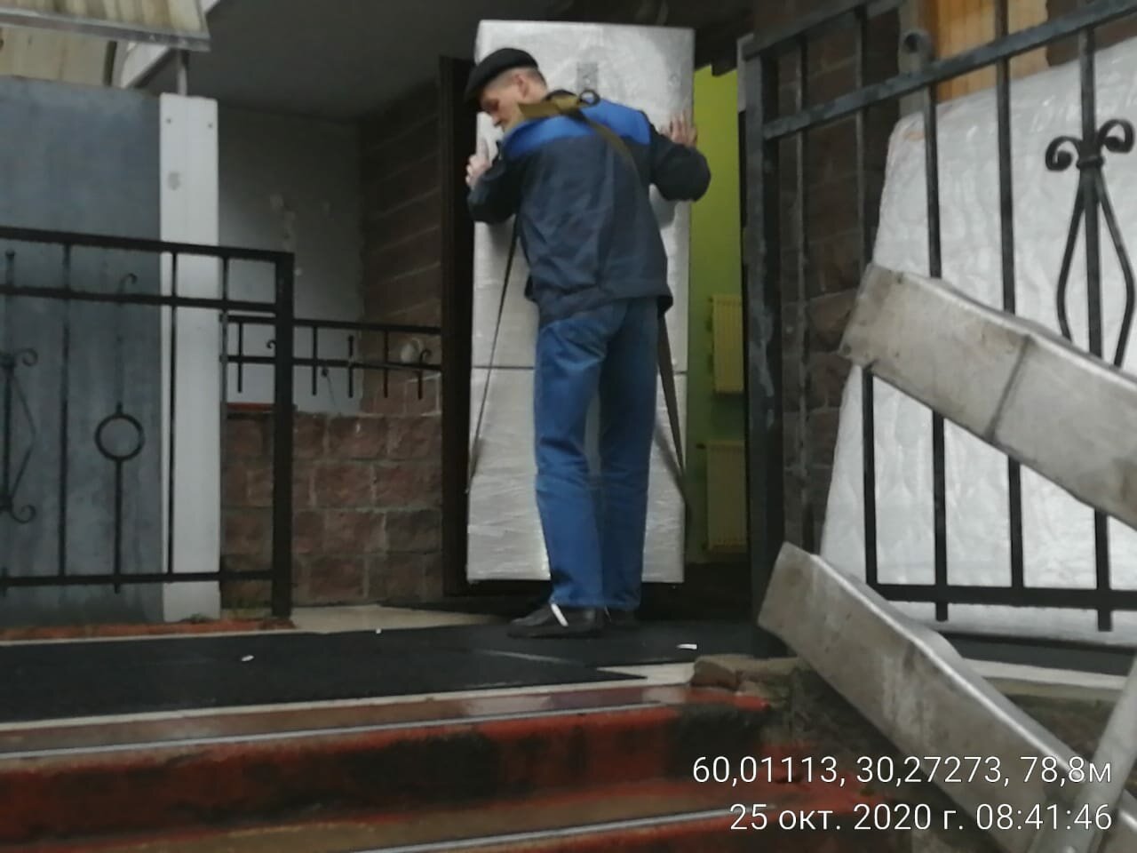 перила, монтаж перил, лестничные перила, дворы многоквартирных домов под охраной, на костылях по лестнице