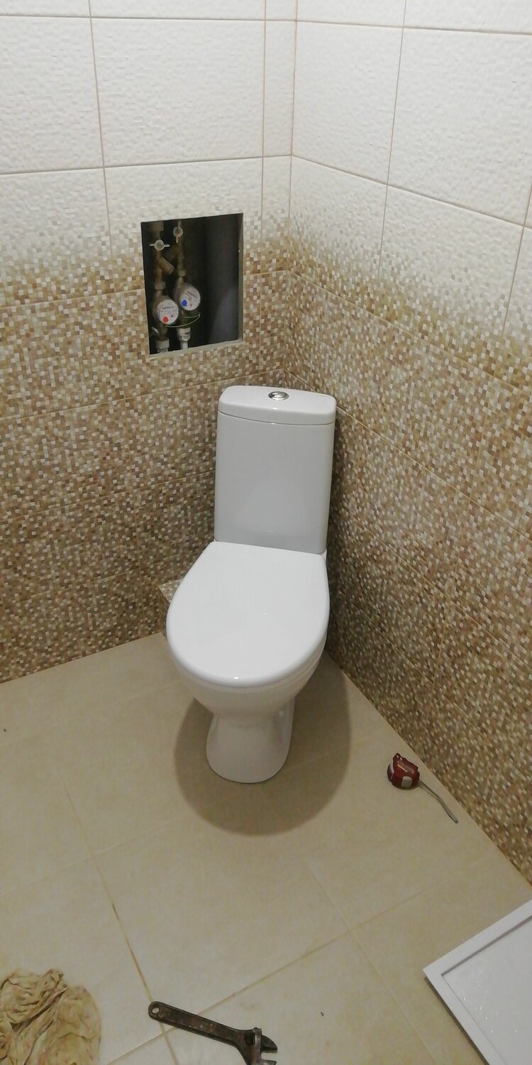 унитаз отделка туалета, унитаз, туалет, унитаз по диагонали в маленьком туалете, унитаз напольный