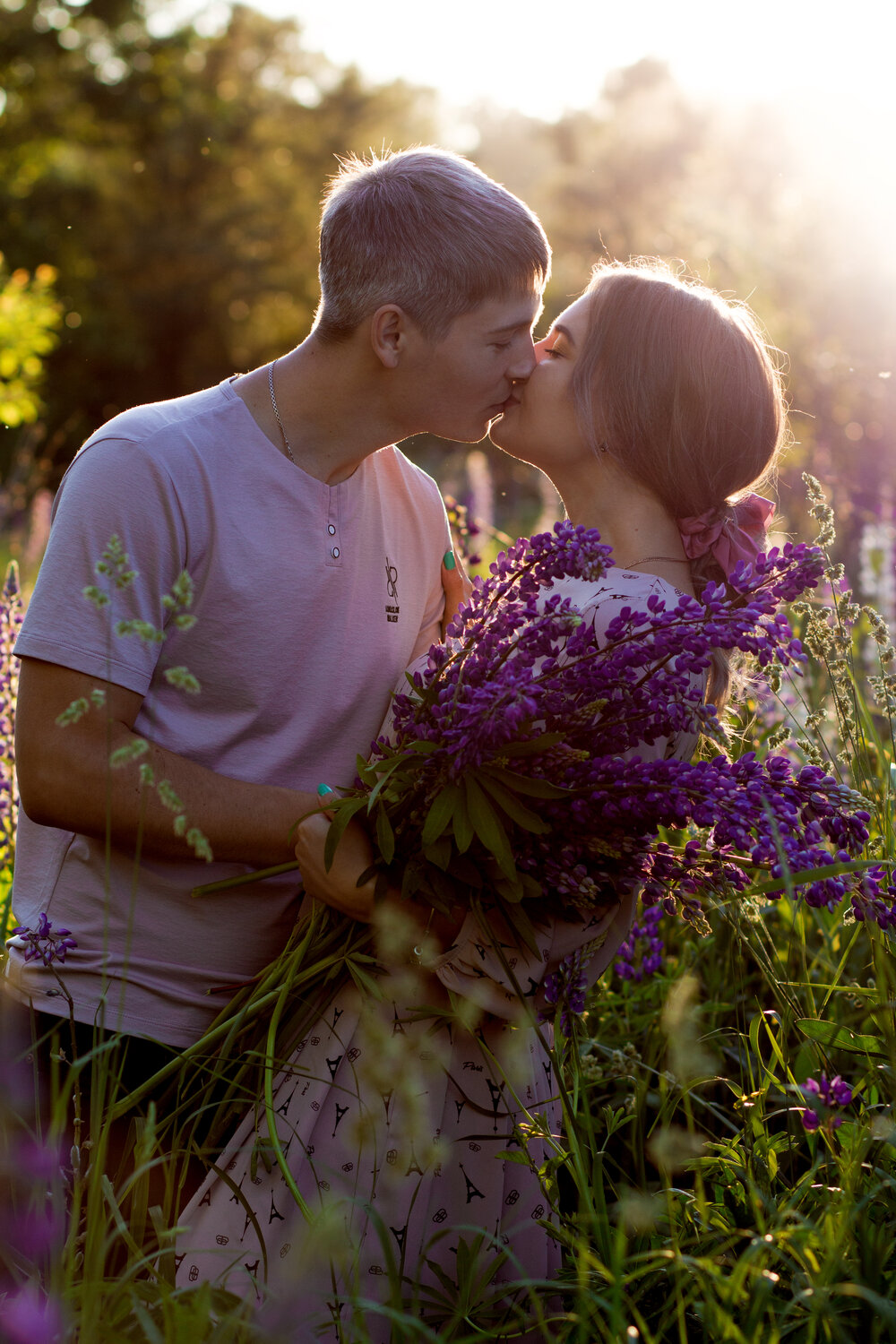 любовь, фотосессия, лав стори в люпинах, фотосессия love story, человек