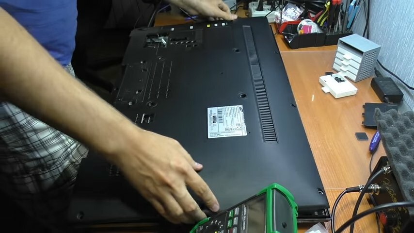 ноутбук, техника, сломалось стойка ноутбука, разборка, демонтаж аккумуляторной батареи ноутбука леново 575