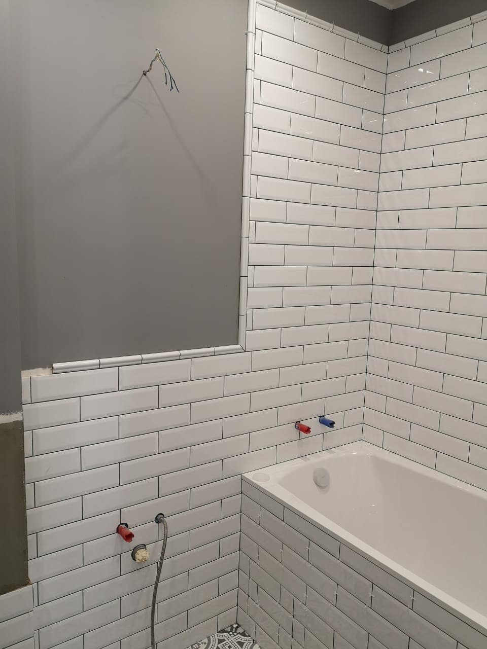экран для ванной из плитки кабанчик, белый кабанчик с черной затиркой, kerama marazzi кабанчик белый, плитка кабанчик и ревизионный люк, для ванны
