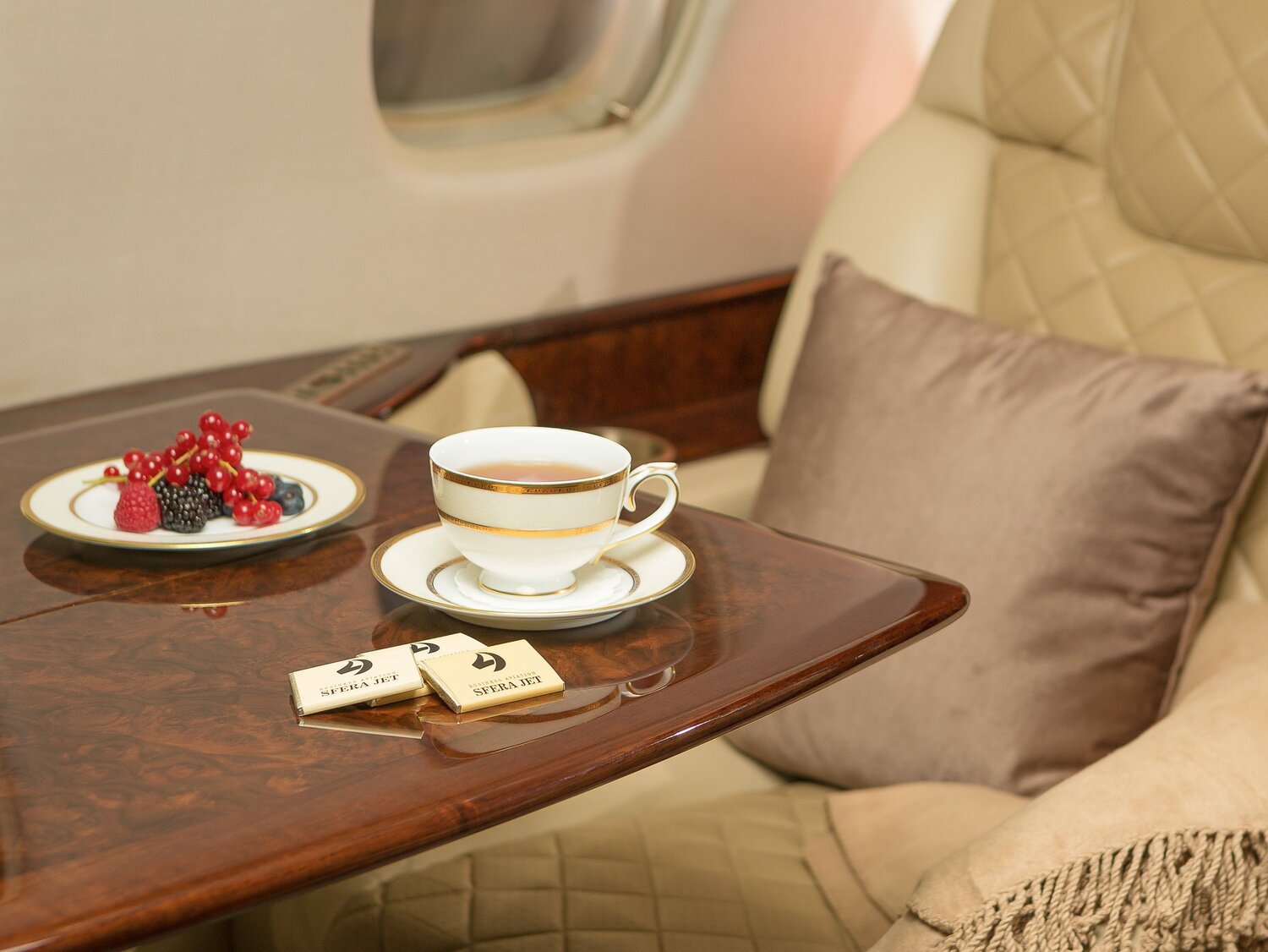 завтрак, кофе на столе в кафе, кофе, кофе на завтрак эстетика, чашка кофе