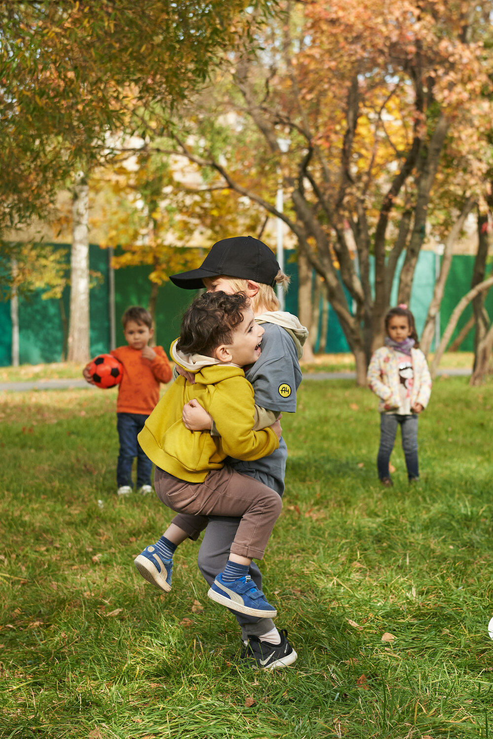 прогулка школьников, дети, детство осень, мальчик в солнечном лесу, осенние забавы для детей