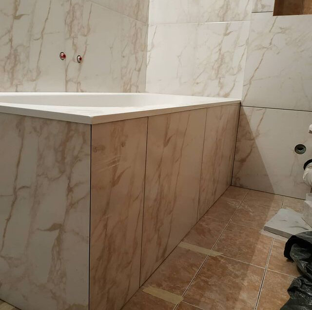 экран под ванну из пеноблоков, экран для ванной из плитки, экран под ванну плиткой с выступом для ног, экран под ванну из газобетонных блоков, ванн