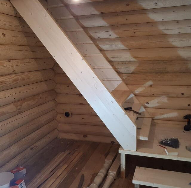 лестница на мансарду в бане, простая лестница на второй этаж, отделка сруба вагонкой, деревянная лестница, простая лестница