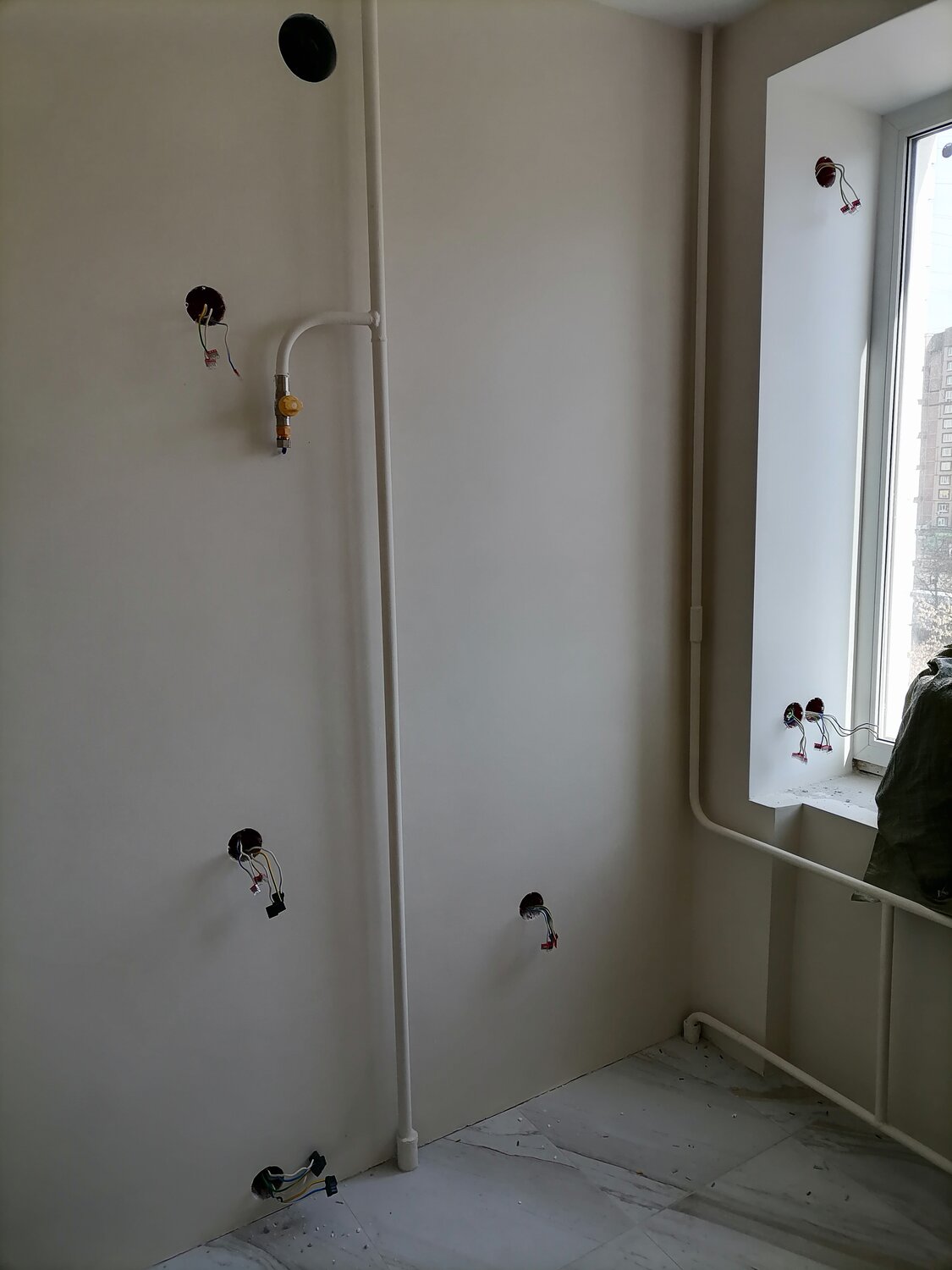 газовая труба в квартире, перенос газовой трубы в квартире, газовая труба в стене, квартира, газовая труба на кухне