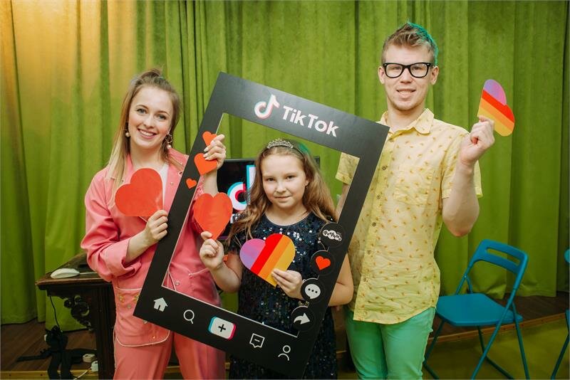 фотозона в стиле тик ток, фотозона, школьник, детский праздник, вечеринка