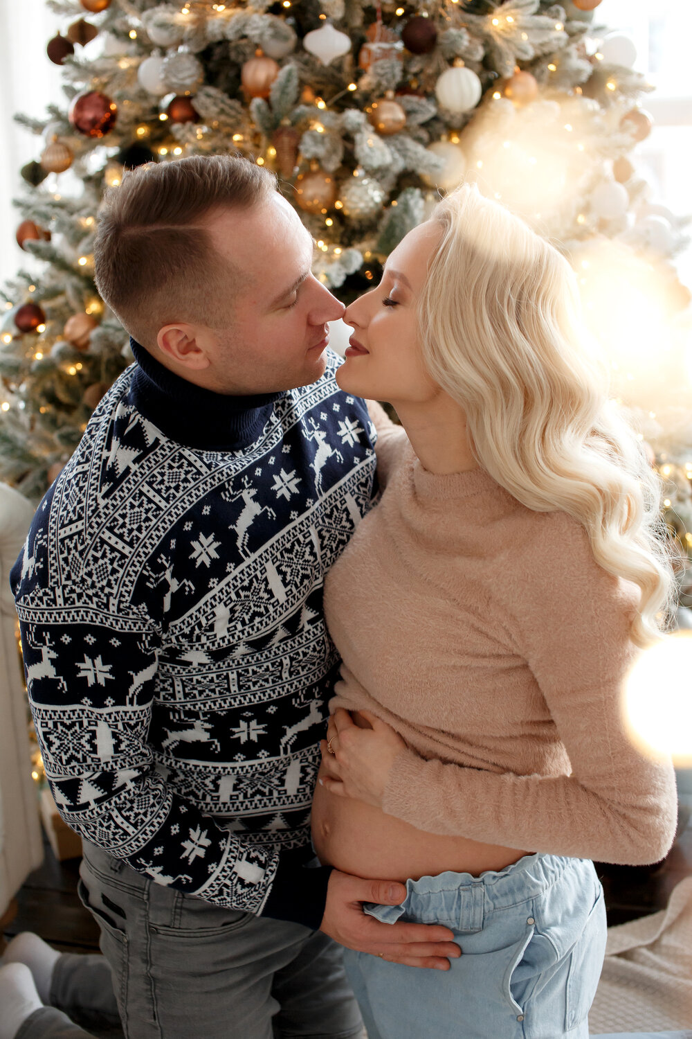 человек, фотосессия, новогодний, молодая пара наряжает елку, christmas sweater
