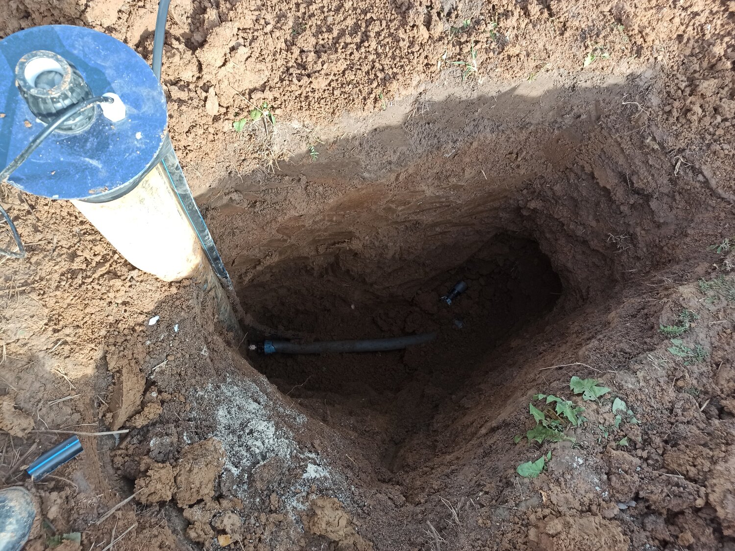 обустройство скважины, обустройство скважины для воды, яма для скважины, обустройство скважины без кессона, вырытая могила