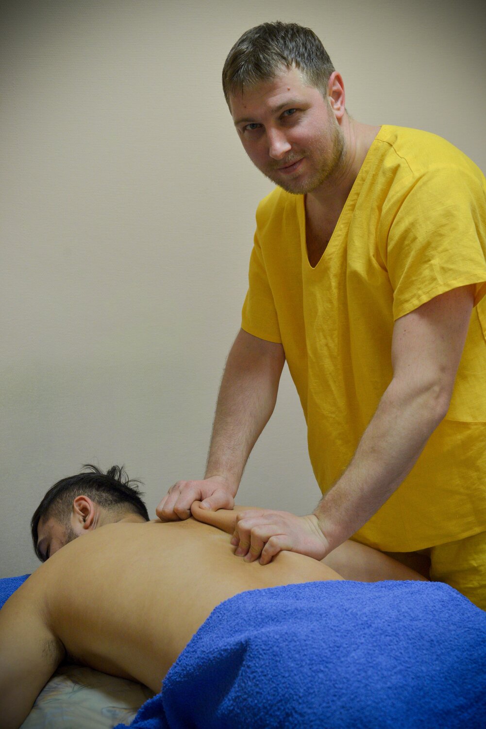 массажист, человек, классический массаж, аппаратный массажист, массаж