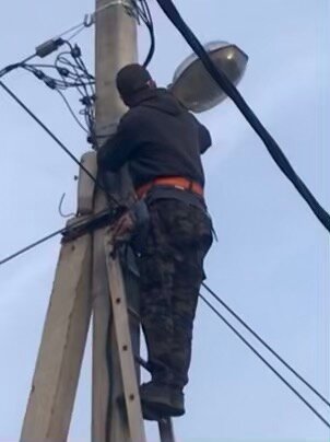 электромонтёр на деревянной опоре лэп, электрик на столбе, электромонтер на опоре, электромонтер, подключение электричества