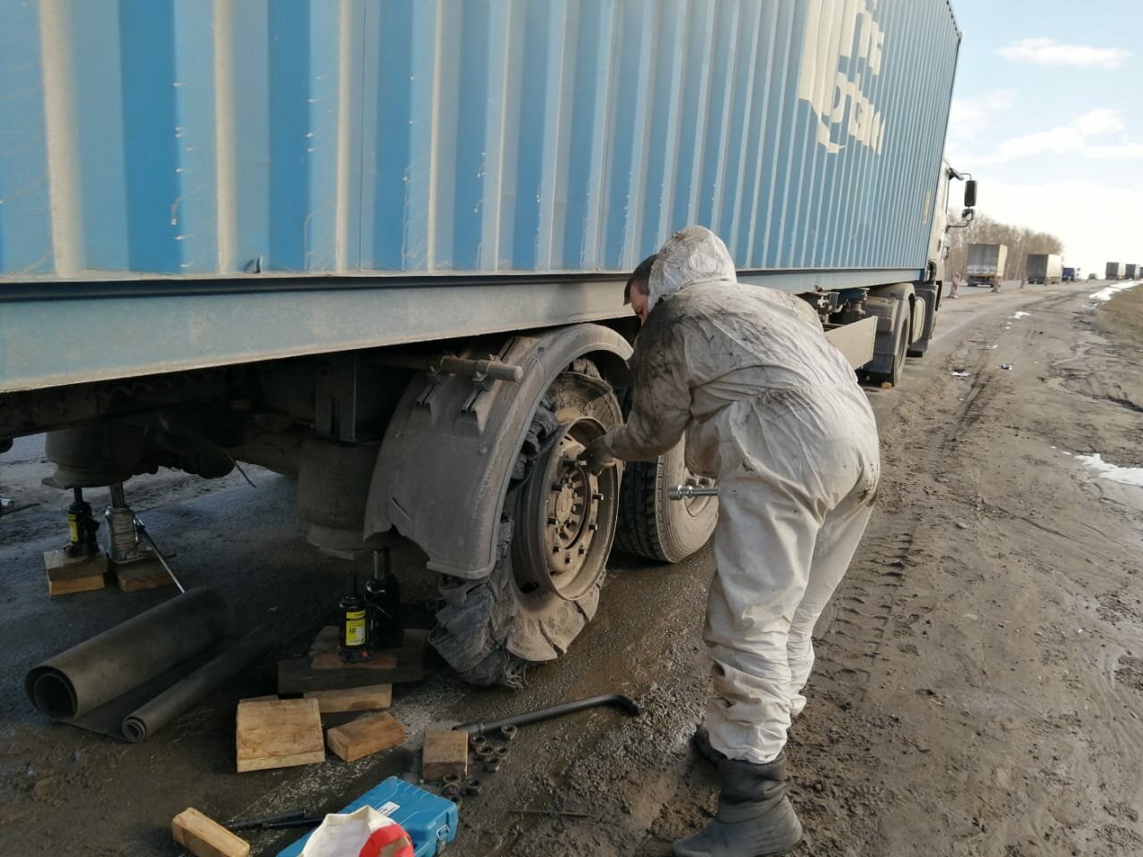 грузовик, грузовой автомобиль, фура, взрыв колеса грузовика, прицеп грузовика