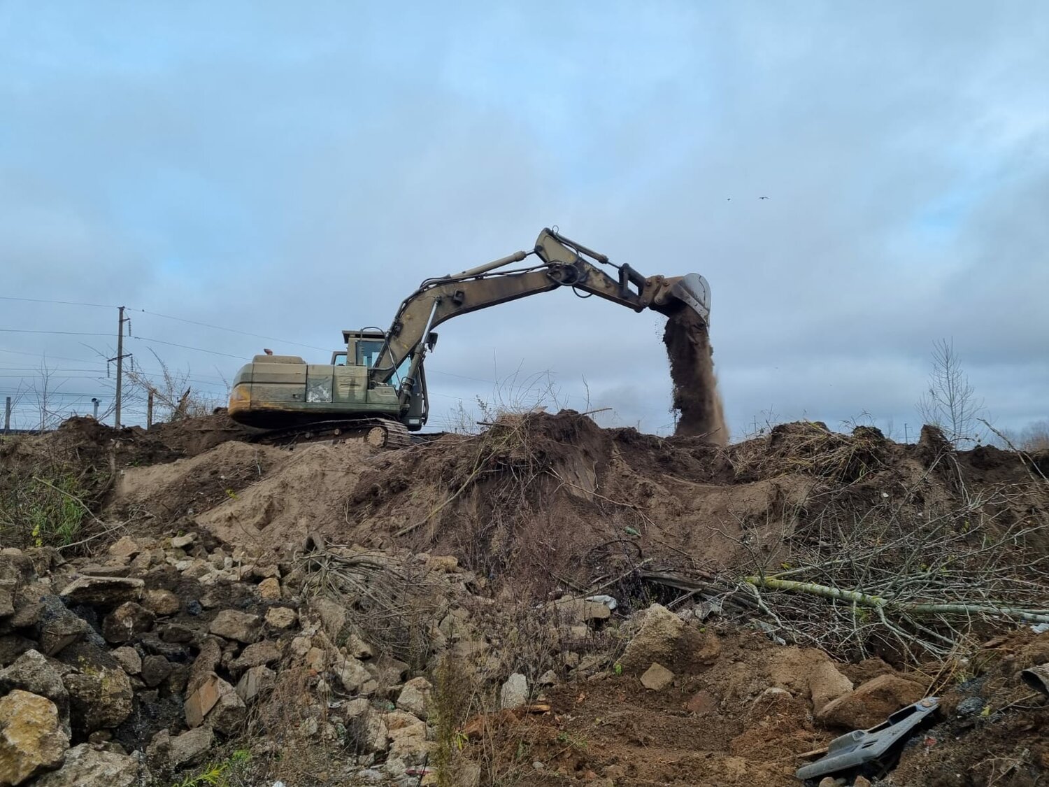 фотографии экскаватора, рекультивация свалки, земляные работы, экскаватор в порту, экскаватор сат325cl