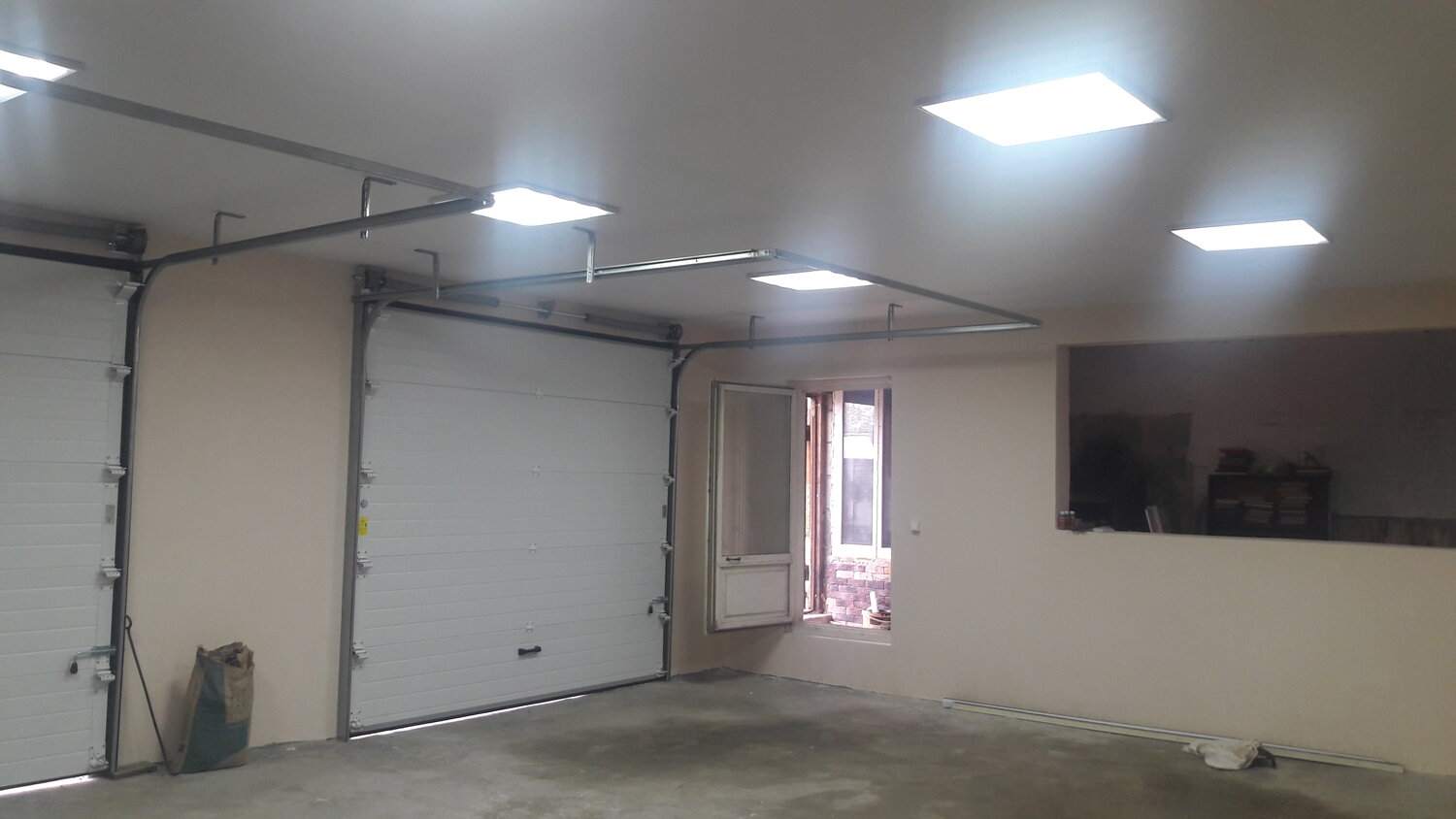 секционные ворота алютех изнутри, гараж, doorhan ворота секционные с ручным приводом, ворота для гаража, кирпичный гараж