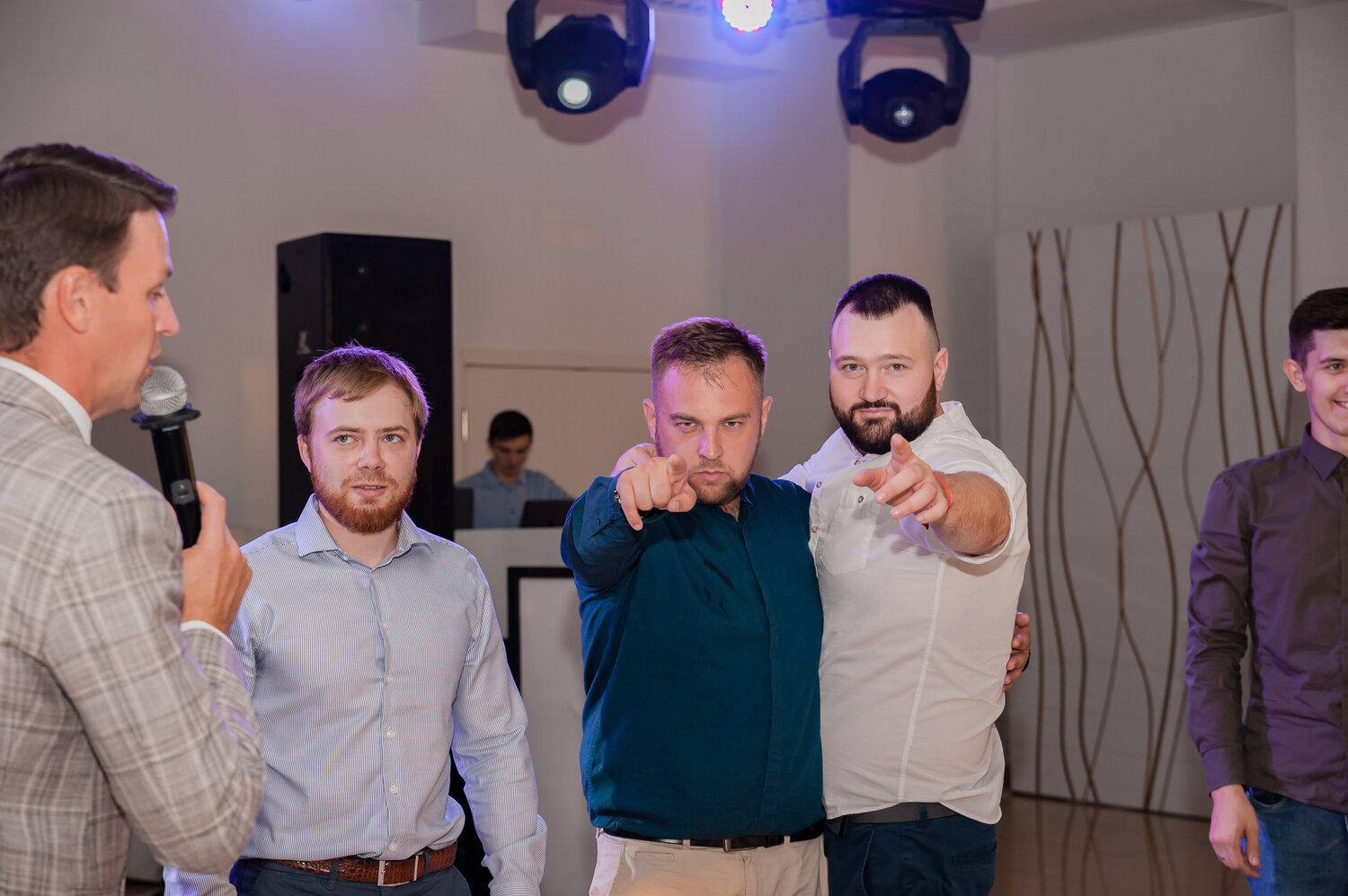 ведущий, мужчина, ведущий тим, хозяин беллини групп, на свадьбе