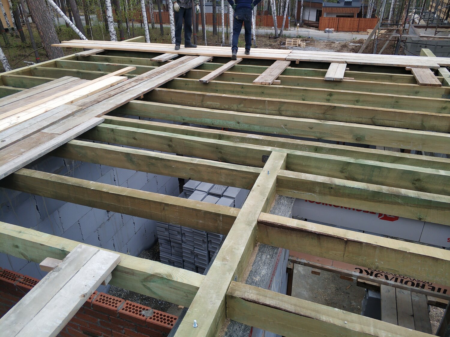 перекрытия в доме, деревянные балки перекрытия, перекрытие по деревянным балкам в газобетонном доме, перекрытие, перекрытие из лаг в газобетонном доме