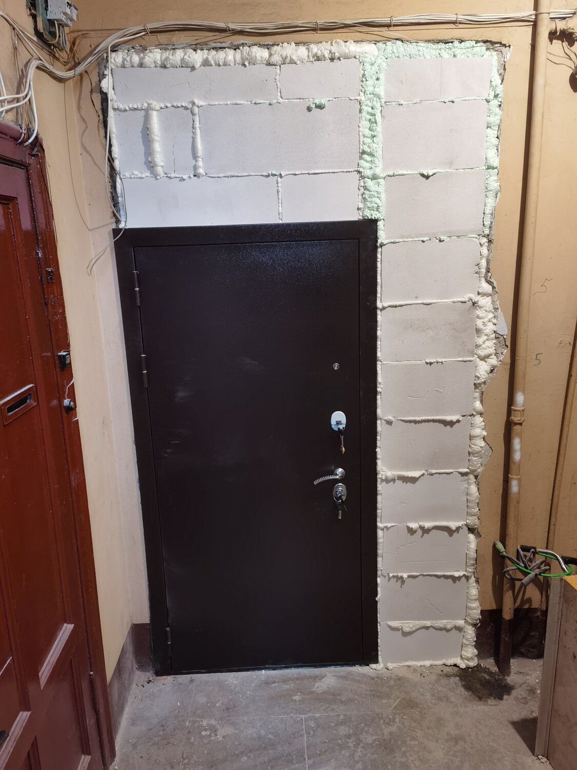 входные двери, монтаж входной двери, металлические двери, дверь, установленная входная дверь