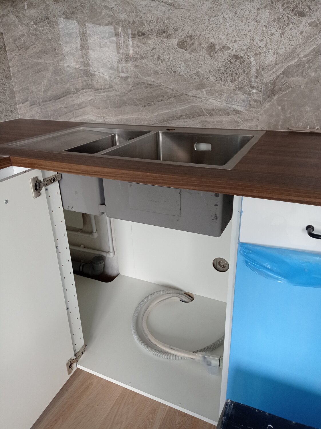 посудомоечная машина бош 45 см встраиваемая крепление фасада, посудомоечная машина bosch spv 53m90, крепление встроенной посудомоечной машины, встраиваемая посудомоечная машина, посудомоечная машина под раковину икеа кухня