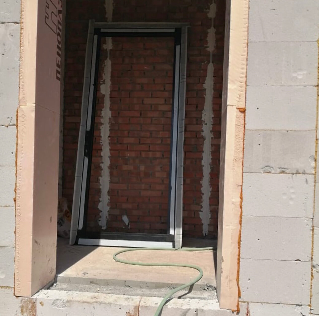 проем, дверной проем, кирпичный дверной проем, пластиковое окно, монолитный дом