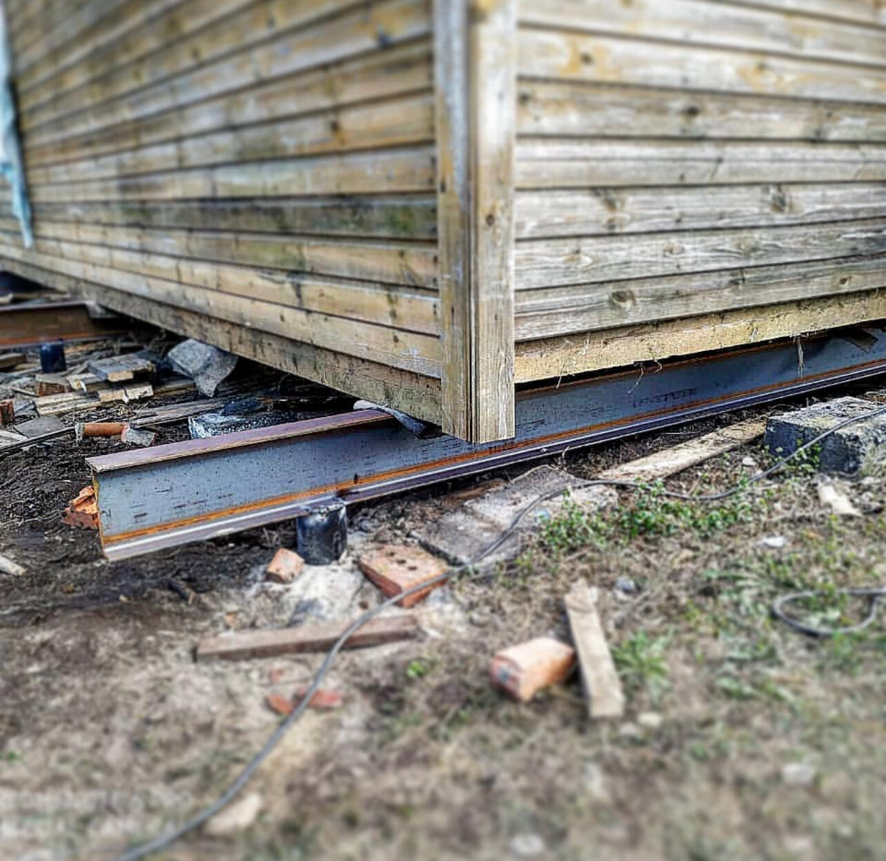 фундамент деревянного дома, подъем дома, свайный фундамент под старый дом, дома на винтовых сваях, дом на винтовых сваях