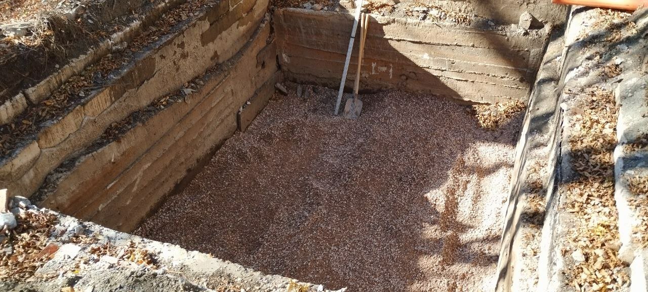 засыпка пола керамзитом, котлован для погреба, рытье котлована, погреб, растение