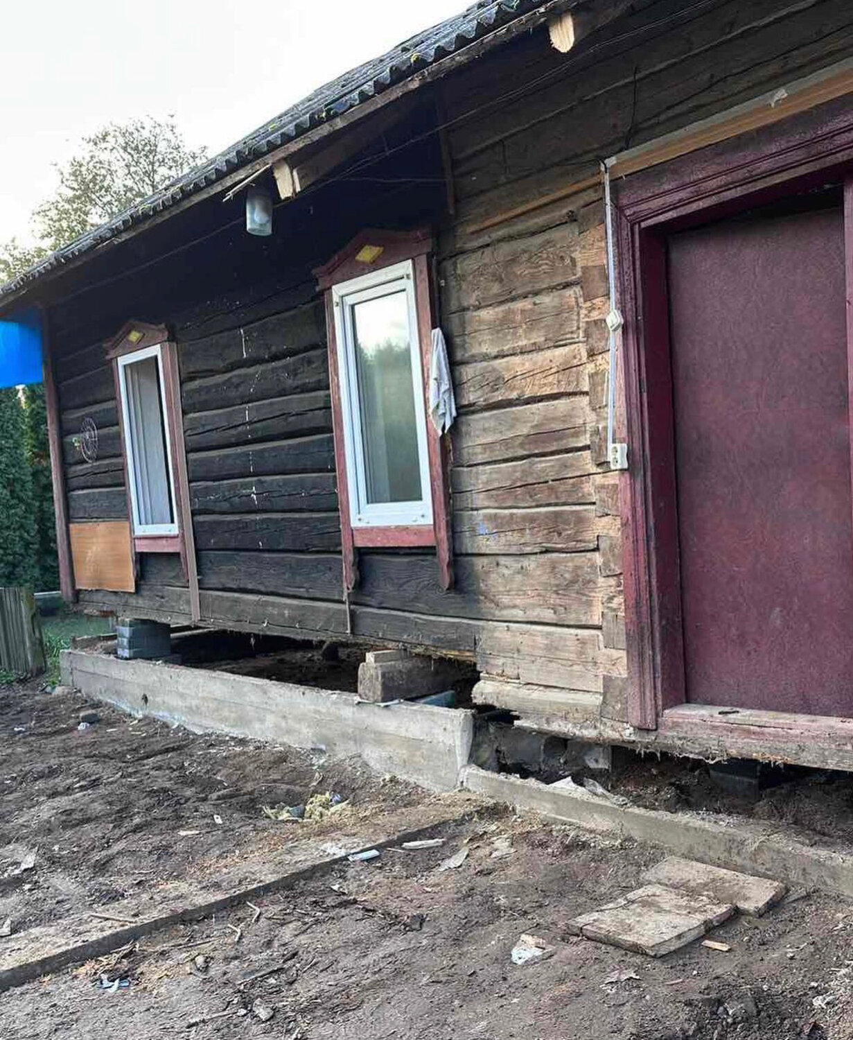 фундамент в деревенском доме, реконструкция старых деревянных домов, реконструкция старого дома, поднятие домов, подъем дома