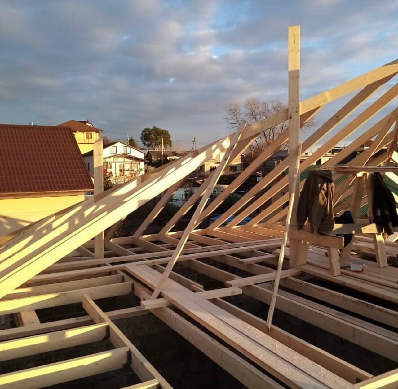 стропильные системы крыш, стропила для крыши, крышная система стропил, перекрытие крыши, подпорки под стропила вальмовой крыши