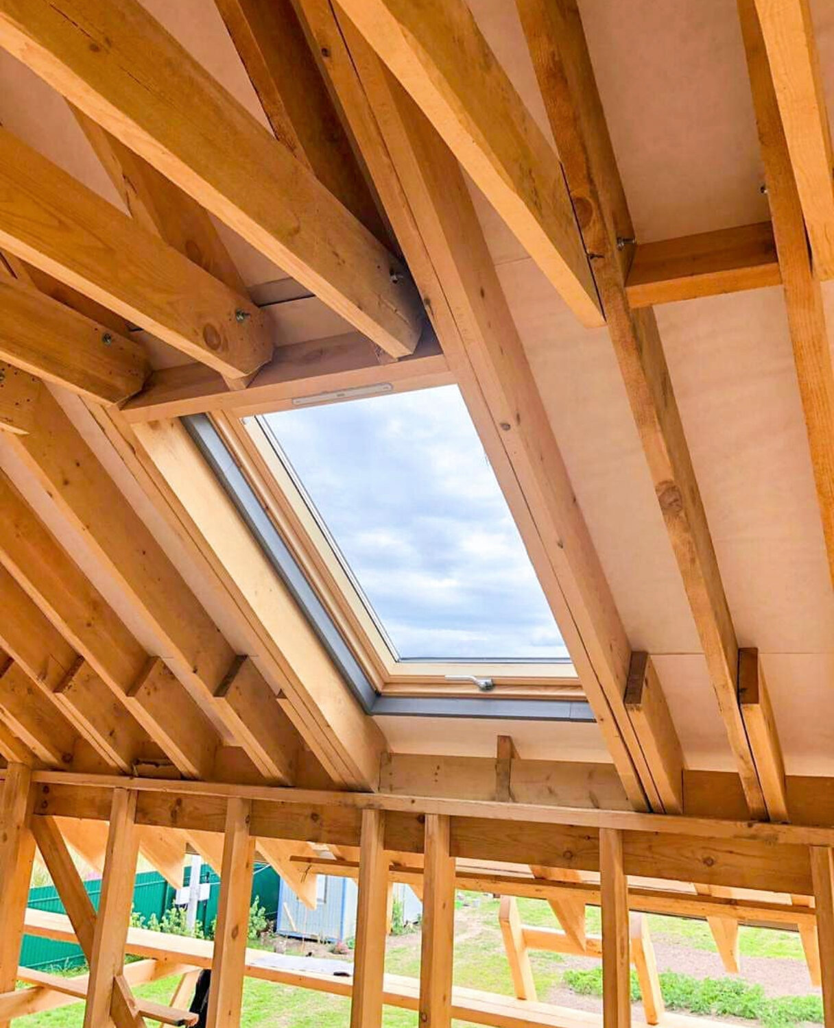 мансардные окна, мансардные окна в стропильной системе, потолок в каркасном доме, стропила под мансардное окно, потолок в каркасном доме варианты
