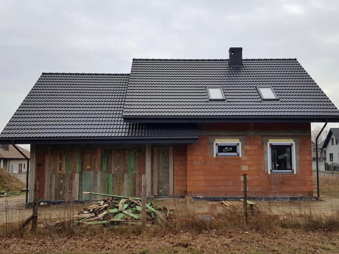 металлочерепица серая, кровля дома, черная металлочерепица, коричневая металлочерепица, крыша металлочерепица