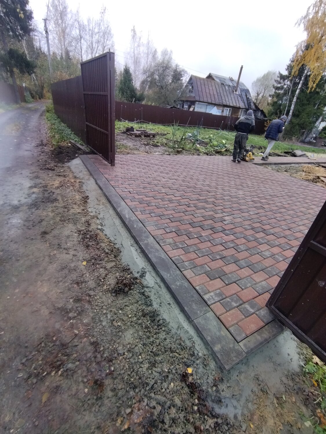 брусчатка тротуарная плитка, мощение тротуарной плиткой, тротуарная плитка для дорожек, укладка брусчатки, тротуарная плитка в частном доме