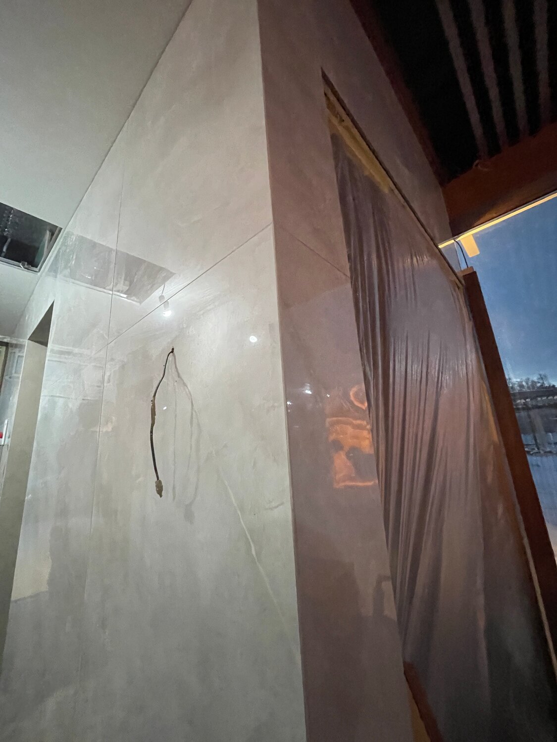 микроцемент фасад, интерьер, штукатурка травертин, керамическая плитка maiora (ragno, италия), душевая зона