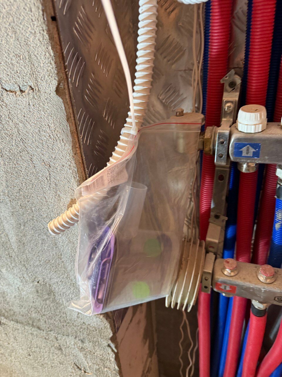 разводка сантехники, коллекторный узел водоснабжения гребенка, разводка труб, разводка водоснабжения, отопление и водоснабжение