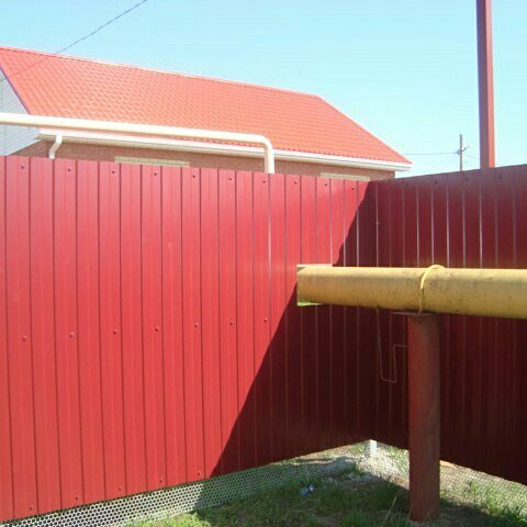 профлист ral w001 забор, заборы из профнастила цвет оксидно красный, забор из профнастила, забор из профлиста, забор