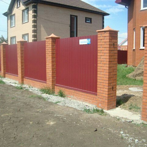 заборы из профнастила входная группа с кирпичными столбами, заборы из металлопрофиля с кирпичными элементами, забор из профлиста с кирпичными столбами, забор с кирпичными столбами с профнастилом, заборы из кирпича и профлиста термо