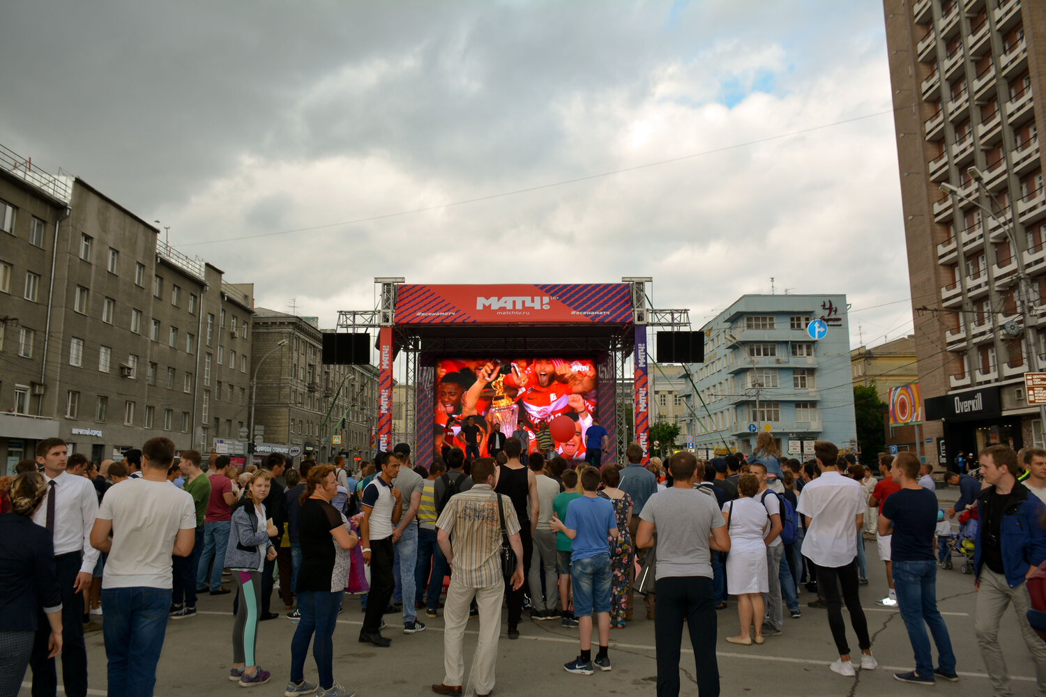 человек, тверская день города 2019, день города москва 2019 тверская, день города екатеринбурга 2017, уличное